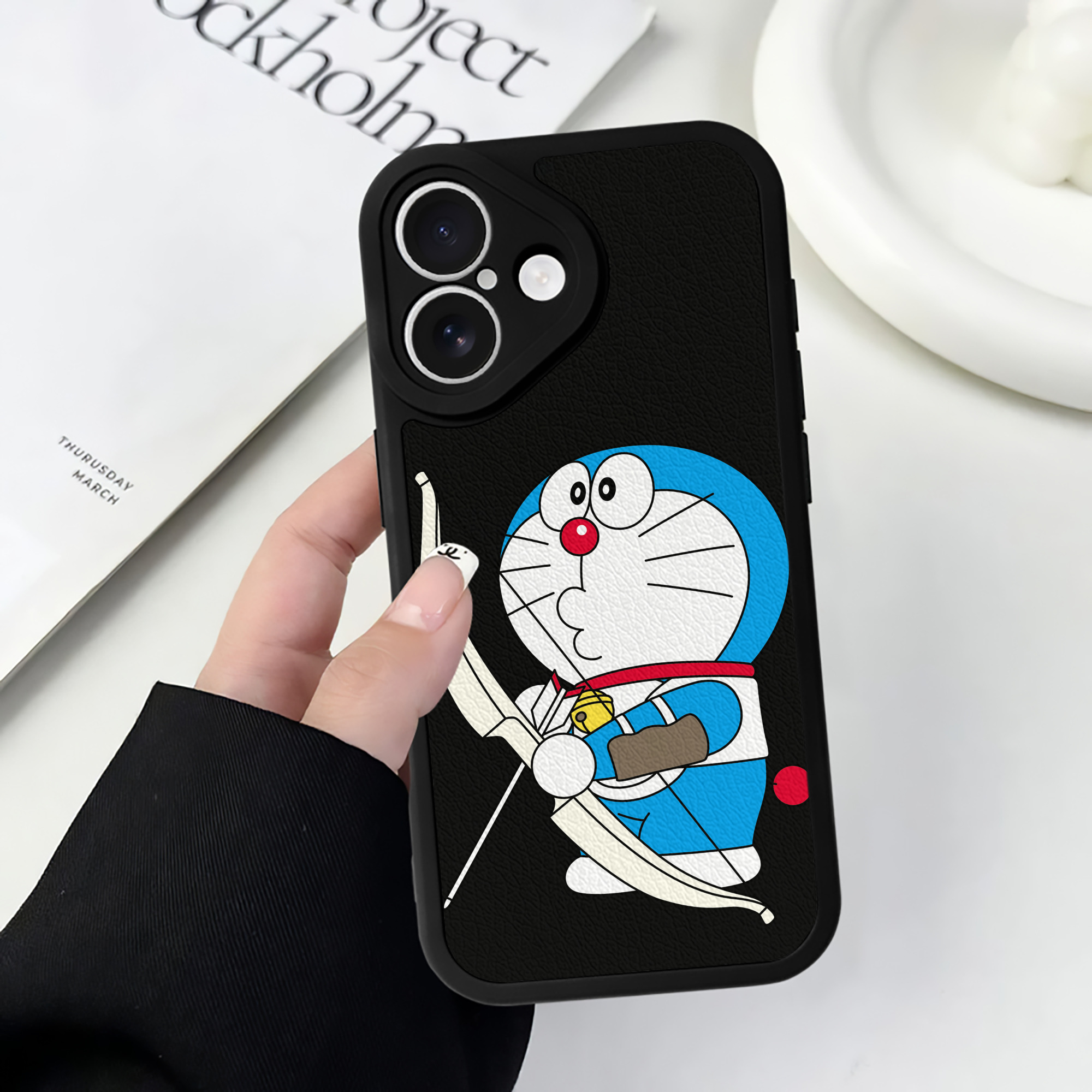 （画像用） ドラえもん Doraemon 【iPhone 16シリーズ対応】シリコンスマホケース（レザー調） 材質：シリコン